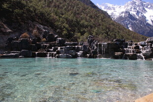 山间清澈湖水与村落美景