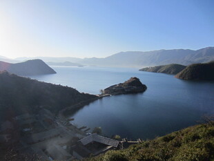 壮丽湖景与山峦风光
