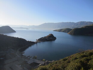 美丽湖景与周边山峦风光