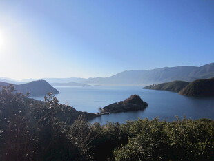 湖畔晨曦美景