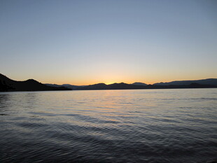 湖畔日落美景
