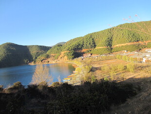 湖畔青山自然风光美景