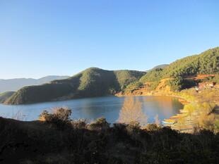 湖畔青山美景