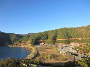 湖畔山村美景