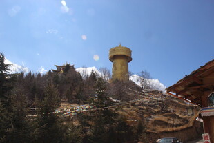山间黄塔风景
