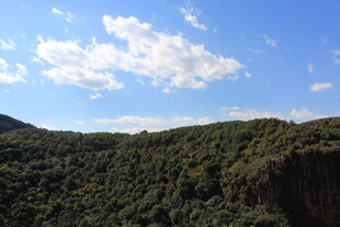 青山蓝天美景
