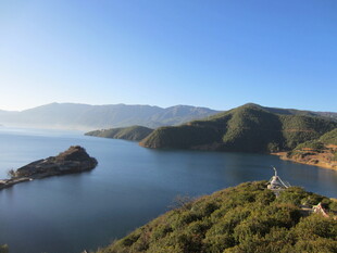 湖畔青山美景