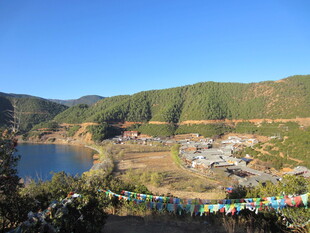 湖畔山村风光 经幡飘扬