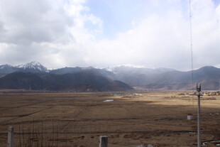 广袤原野与远山风景