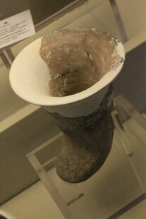 古代陶器残片展示