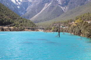 蓝湖映山景 自然之瑰丽