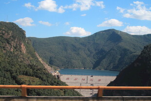 壮丽山水间的开阔景致
