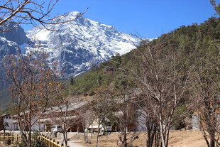 雪山下的村落风光