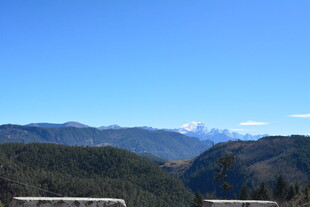 山间远景 蓝天覆青山