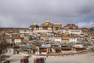 藏区寺院全景