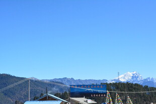 高山缆车旁的壮丽景致