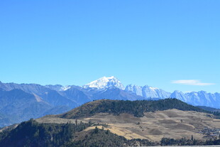 壮丽山景 远峰覆雪