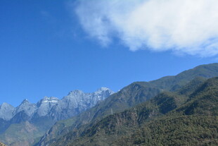 壮丽高山与蓝天白云美景