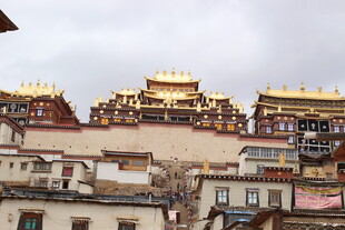 藏式寺庙建筑群景观