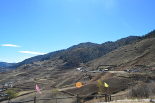 山间风景 彩旗点缀山谷