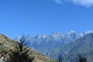 壮丽山景 蓝天映衬雪峰