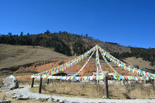 山间经幡阵 藏地风情韵