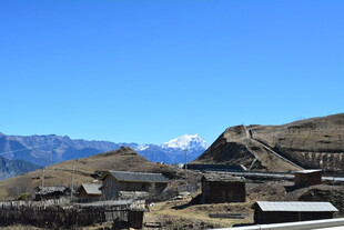 山间村落与远处雪山风光