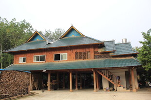 传统风格木质房屋建筑