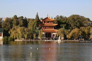 湖畔古建美景