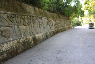 路边古老浮雕石墙景观