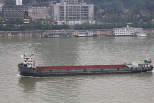江上货船行驶