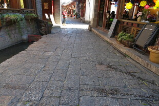 古街石板路 两侧商铺景象