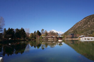 宁静湖畔的山水风光