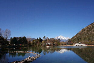 湖畔山林美景 雪峰倒映