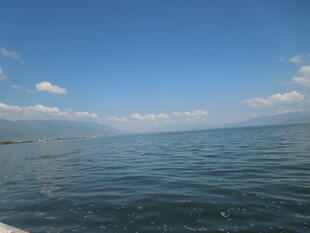 广阔海面与蓝天美景