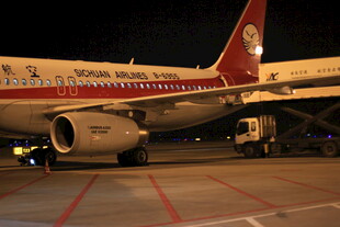 夜间机场的航空公司客机