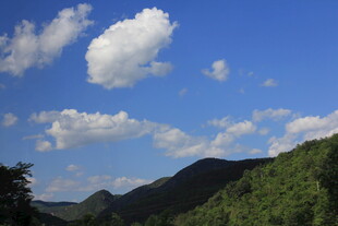 蓝天白云下的青山美景