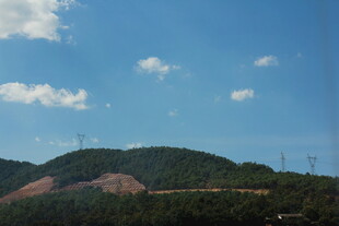 蓝天青山风景图