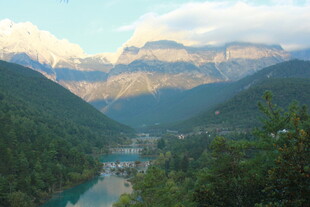 山间河谷美景