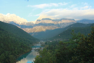 山间河谷美景