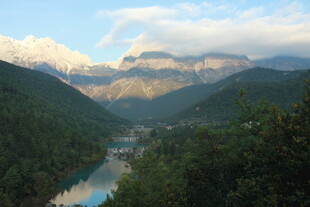 山间湖泊美景