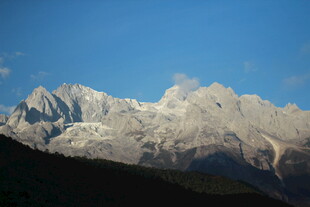 壮丽雪山蓝天美景