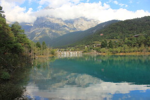 湖畔青山美景