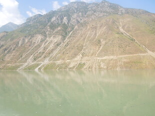 山水相映的静谧湖景