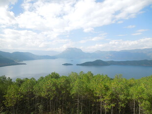 湖畔青山绿树蓝天白云景