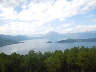 湖畔山林美景
