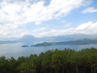 湖畔山林美景