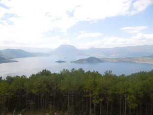 湖畔山林美景