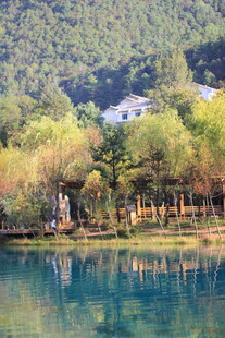 湖畔山林美景