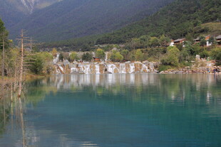 山间碧湖与水坝美景